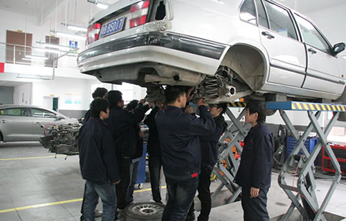 重慶涪陵創(chuàng)新計(jì)算機(jī)學(xué)校汽車實(shí)訓(xùn)
