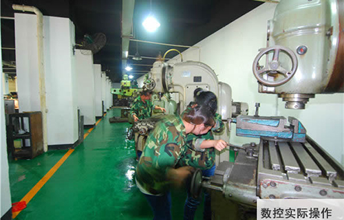 重慶聚英技工學(xué)校數(shù)控實際操作