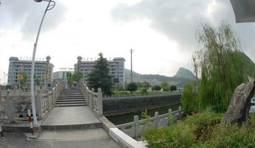 銅仁市中等職業(yè)學(xué)校校園小河