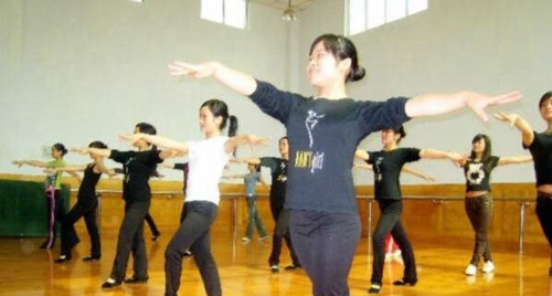 貴陽市女子職業(yè)學(xué)校(貴陽市旅游學(xué)校)學(xué)生在形體房