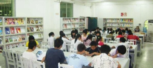 貴陽市女子職業(yè)學(xué)校(貴陽市旅游學(xué)校)學(xué)生在圖書館