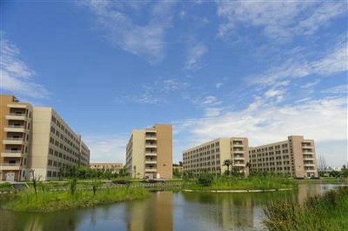 內(nèi)江鐵路機(jī)械學(xué)校成都校區(qū)（郫縣安德鎮(zhèn)）學(xué)生寢室外景