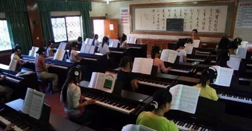 達州市職業(yè)高級中學(xué)(達州職高)鋼琴實訓(xùn)課