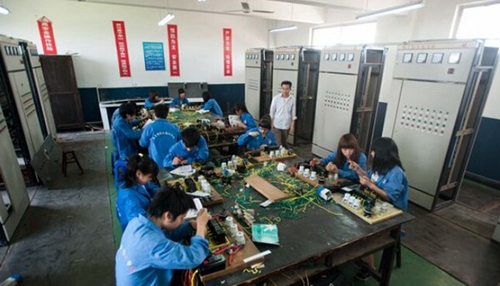 自貢市高級技工學校(自貢市職業(yè)培訓學院)電力拖動實訓室