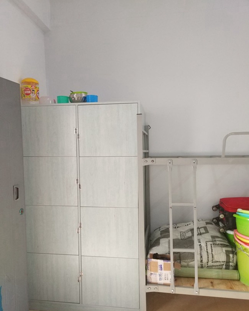 南充技師學院建華校區(qū)寢室衣柜