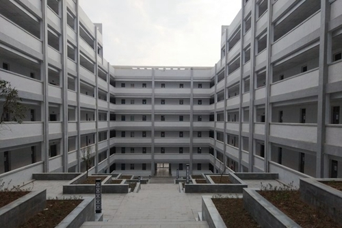 南充技師學院建華校區(qū)宿舍大樓中央