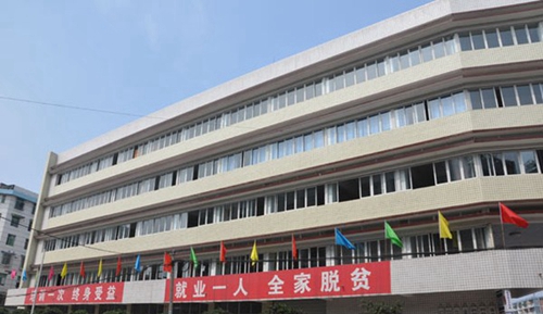 榮縣職業(yè)技術(shù)教育中心(榮縣職業(yè)高級中學(xué)校)校大門外