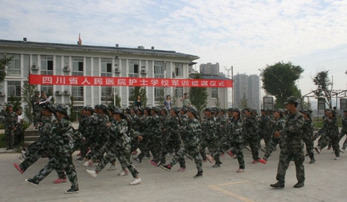 四川省人民醫(yī)院護(hù)士學(xué)校新生軍訓(xùn)（2）