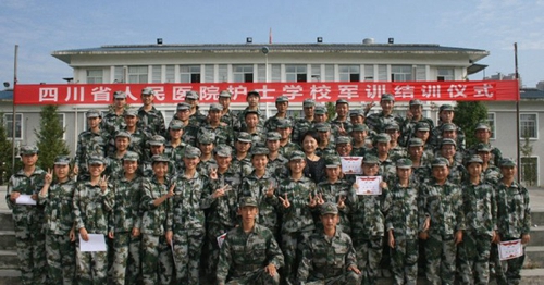 四川省人民醫(yī)院護(hù)士學(xué)校新生軍訓(xùn)（3）