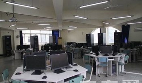 四川省成都市財貿(mào)職業(yè)高級中學校（成都財貿(mào)職中、財貿(mào)學校）網(wǎng)絡實訓室