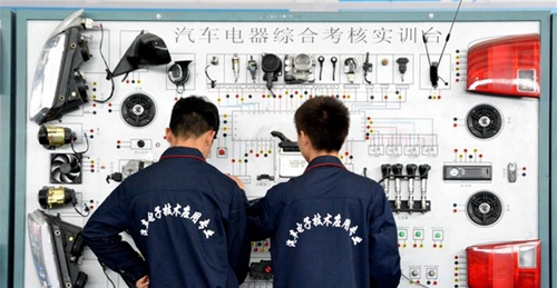 成都汽車職業(yè)技術學校（龍泉汽車學校）汽車電子實訓課（1）