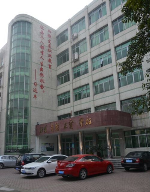 四川省崇州市職業(yè)中專學(xué)校蜀州路校區(qū)校辦公大樓