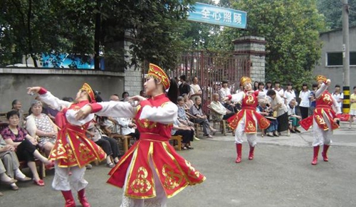 四川廣播電視中等專(zhuān)業(yè)學(xué)校學(xué)生慰問(wèn)敬老院