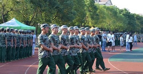 成都市中山職業(yè)技術學校新生軍訓