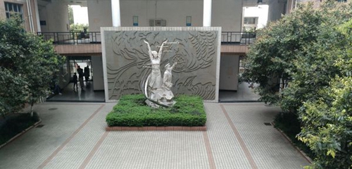成都成醫(yī)一附院護士學校校園雕塑