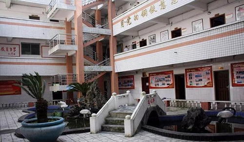渠縣職業(yè)中專學(xué)校行政樓一景2