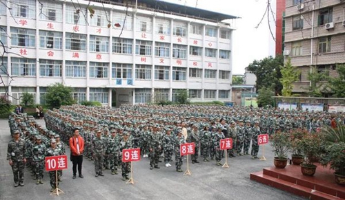 四川省開江縣職業(yè)中學新生軍訓