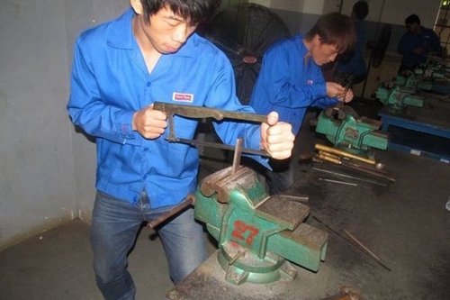 四川省華鎣職業(yè)技術學校鉗工操作實訓