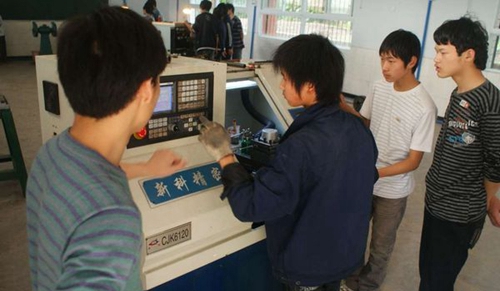 四川省華鎣職業(yè)技術學校數(shù)控操作實訓2