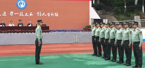 四川省華鎣職業(yè)技術學校教官軍事表演