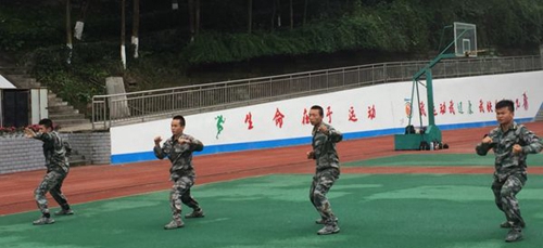 四川省華鎣職業(yè)技術學校教官軍事表演2