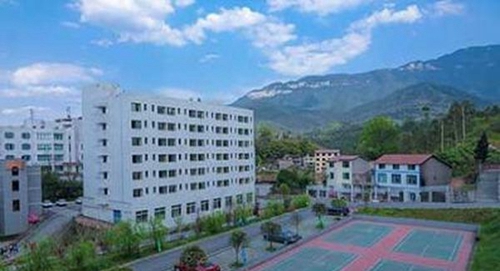 四川省華鎣職業(yè)技術學校運動場