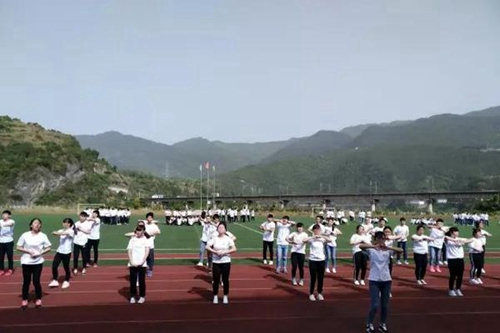 四川省青川縣職業(yè)高級(jí)中學(xué)大課間比賽2