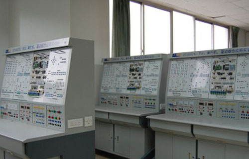 重慶航天職業(yè)技術(shù)學(xué)院PLC、單片機(jī)綜合實(shí)驗(yàn)臺(tái)