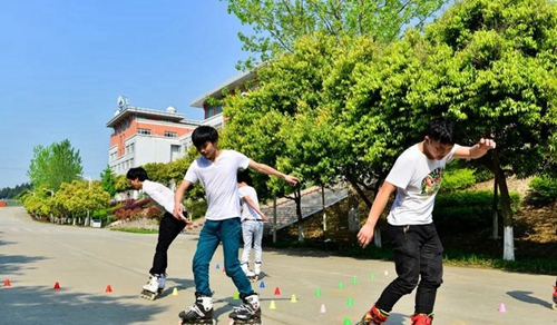四川汽車職業(yè)技術(shù)學院輪滑表演、