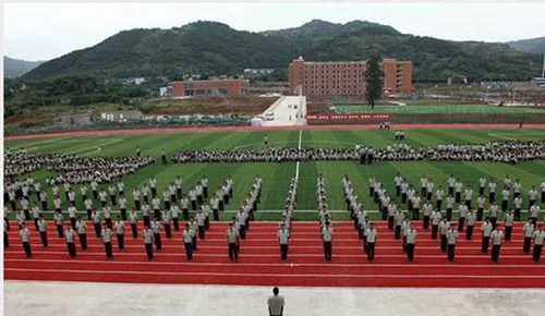 四川天一學(xué)院金堂軍訓(xùn)場(chǎng)景