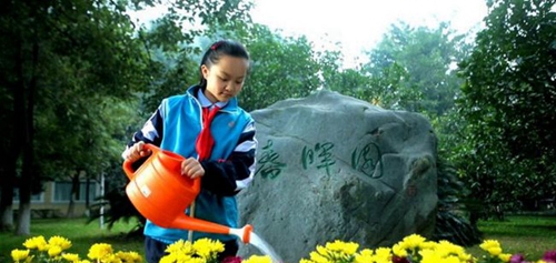 成都外國語學(xué)校澆灌花朵