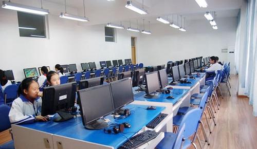 北京師范大學(xué)成都實驗中學(xué)計算機(jī)教室