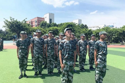 成都七中嘉祥外國(guó)語學(xué)校新生軍訓(xùn)