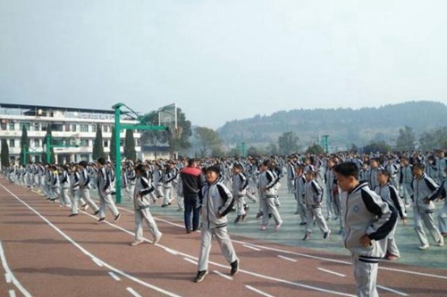 白馬中學(xué)陽光體育座