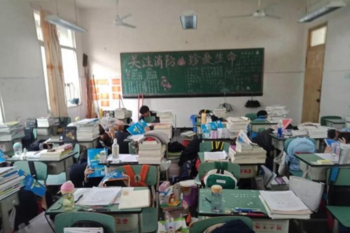 成都市新都區(qū)泰興中學校地震避險演習