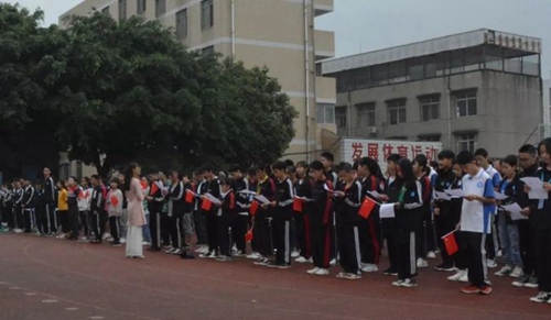 成都市新都區(qū)泰興中學校歌唱祖國