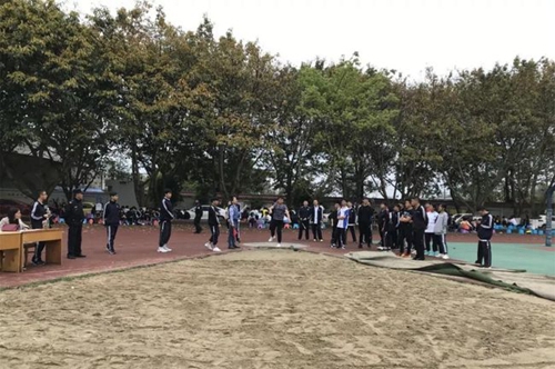 成都市新都區(qū)泰興中學校扔實心球