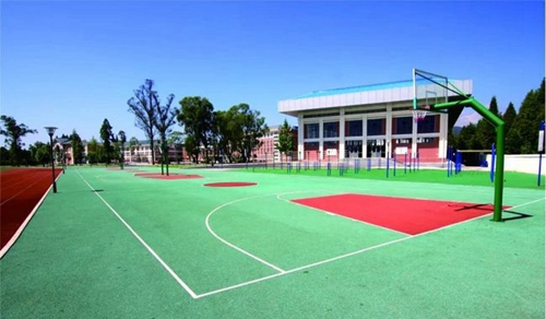 都江堰市青城山高級(jí)中學(xué)辦學(xué)規(guī)模 現(xiàn)有52個(gè)高中教學(xué)班,200多名教職工,在校高中學(xué)生2000多人,全住讀管理。 都江堰市青城山高級(jí)中學(xué)校園環(huán)境 學(xué)校占地148畝,面向岷江水,背靠青城山,左接都江古堰,右臨快鐵青城山站,依山傍水,烏語(yǔ)花香。籃球場(chǎng)