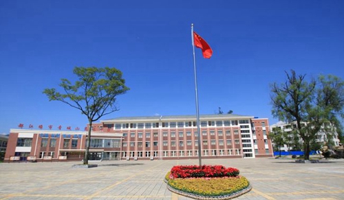都江堰市青城山高級(jí)中學(xué)辦學(xué)規(guī)模 現(xiàn)有52個(gè)高中教學(xué)班,200多名教職工,在校高中學(xué)生2000多人,全住讀管理。 都江堰市青城山高級(jí)中學(xué)校園環(huán)境 學(xué)校占地148畝,面向岷江水,背靠青城山,左接都江古堰,右臨快鐵青城山站,依山傍水,烏語(yǔ)花香。升旗臺(tái)