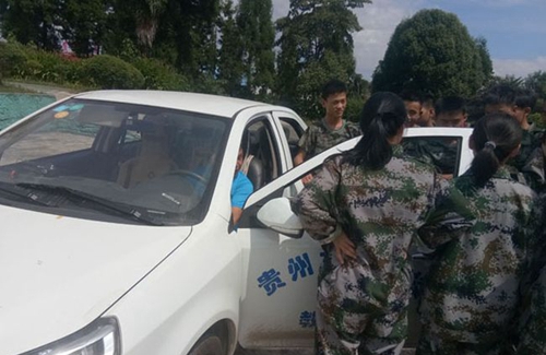 貴陽(yáng)市工業(yè)職業(yè)學(xué)校學(xué)生在學(xué)車
