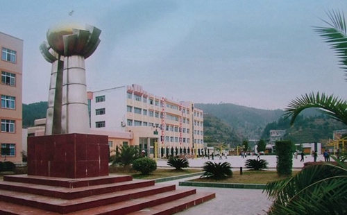 三穗縣民族高級中學(xué)校園一角