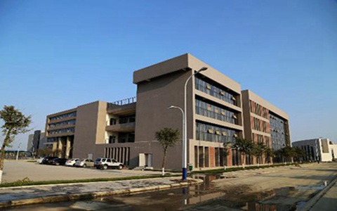 臨床醫(yī)學(xué)?？粕某雎酚惺裁? ></p>

<p>
臨床醫(yī)學(xué)大學(xué)生的出路是什么
</p>
<p>
1.你可以選擇專升本的道路：大家都知道，目前就業(yè)?？粕沫h(huán)境并不是特別樂(lè)觀，很多本科生都找不到特別好的工作，更別說(shuō)?？粕?。
</p>
<p>
很多醫(yī)院都不去看你的手術(shù)做的好不好，教育有時(shí)候是敲門磚。比如有的醫(yī)院對(duì)本科生比較認(rèn)可。經(jīng)調(diào)查，?？粕c本科生在待遇、工資、福利、晉升等方面存在一定差距。
</p>

<p>
目前很多普通醫(yī)院要求醫(yī)務(wù)人員具有本科以上學(xué)歷。大小醫(yī)院基本都是這樣，都希望自己的醫(yī)院學(xué)歷高。所以，想去大醫(yī)院，還是要多學(xué)習(xí)，繼續(xù)往上走。
</p>
<p>
2.可以選擇繼續(xù)深造：很多人對(duì)現(xiàn)狀不滿意，考上本科后會(huì)繼續(xù)考研。畢竟醫(yī)院有些崗位也是有學(xué)歷的。任何人都想往上走，不愿意只在基層扛。
</p>
<p>
招生教育網(wǎng)絡(luò)臨床醫(yī)學(xué)?？粕某雎吩谀睦铮吭敿?xì)介紹。你需要了解的關(guān)于臨床醫(yī)學(xué)的知識(shí)向關(guān)注建議
</p>                <div   id=